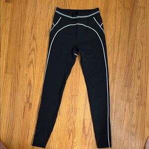 ALO Yoga Black Heartthrob Leggings with White Accents. Size Large.